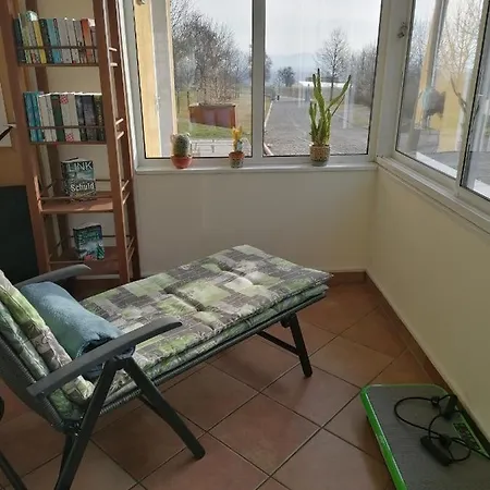 Schuhmann: Garden Retreat Near Thermal & Adventure Parks Apartment