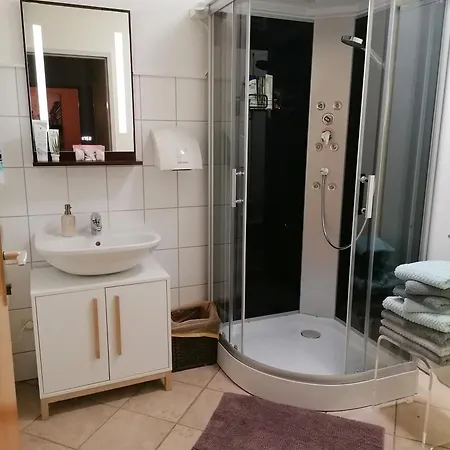 Lejlighed Schuhmann Therme Aquapulco Ikuna Erlebnispark Zoo Schmiding 20 Min Mit Auto Entfernt Mit Wintergarten Und Garten Ab 3 Naechte Buchbar