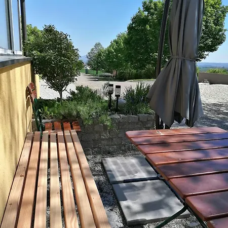 Schuhmann: Garden Retreat Near Thermal & Adventure Parks Apartment Hinzenbach